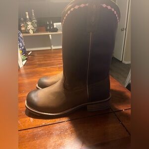 Brand new  womens ‘Ariat’ Unbridled Roper cowboy boots! Size 9 with tags and box